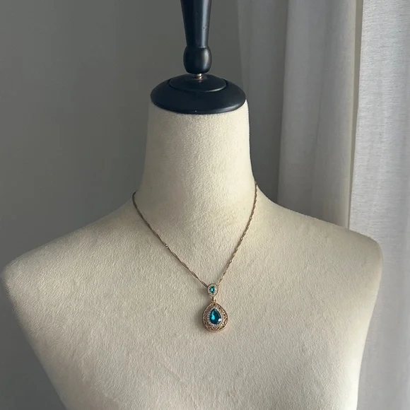 Faceted Blue and Gold Teardrop Pendant Necklace on Twisted Chain - Picture 4 of 16